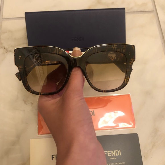 🔥NEW SHOW STOPPER FENDI SUNGLASSES 🔥 - Picture 9 of 16